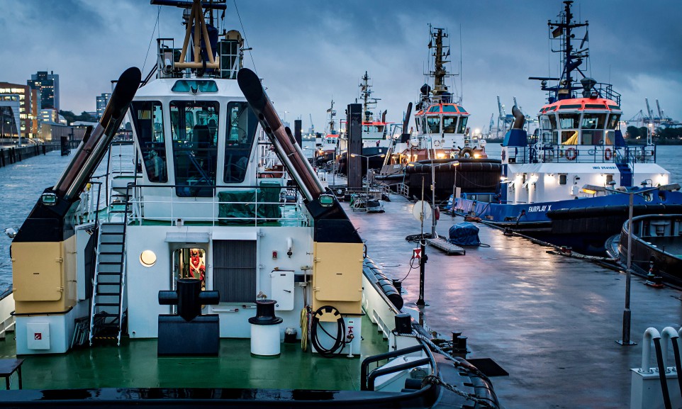 Hafenschlepper am Schlepperliegeplatz in Hamburg