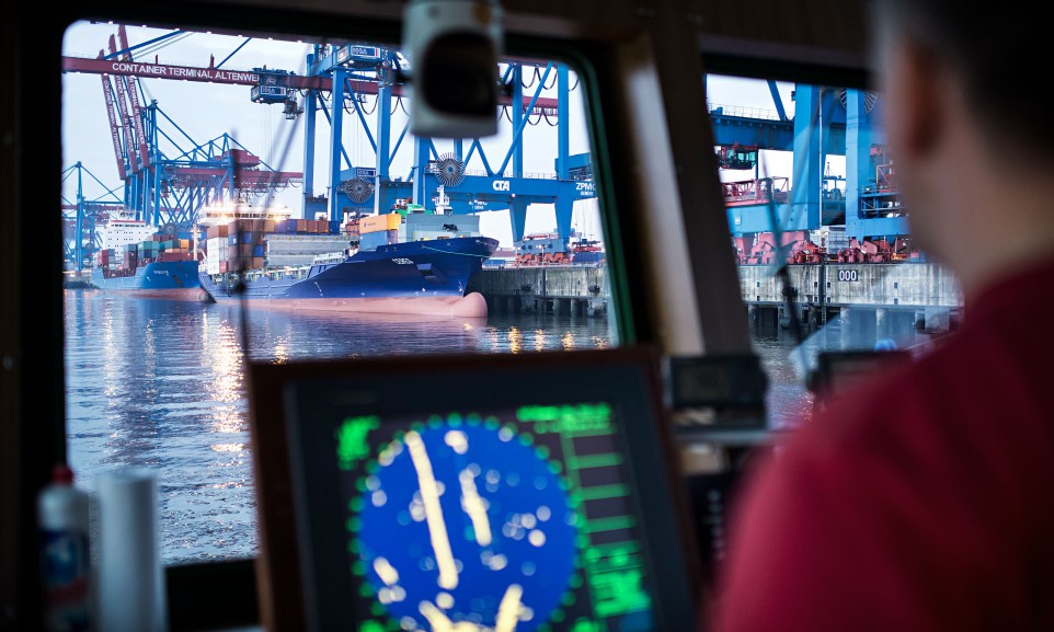 Hafenschlepper am Terminal Altenwerder in Hamburg