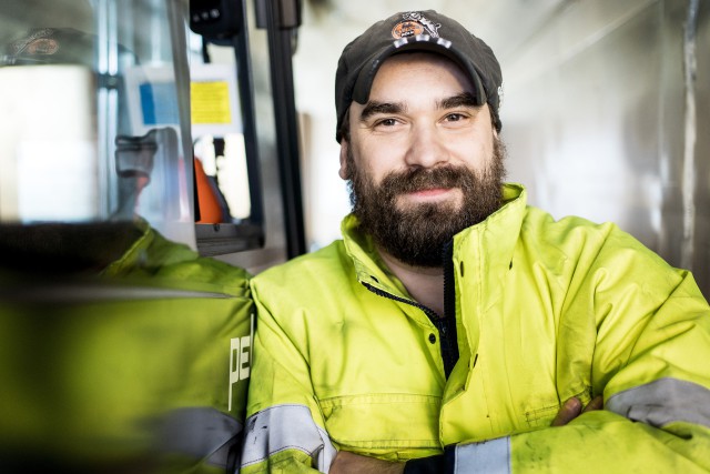 An einem Standort der Häfen und Güterverkehr Köln AG werden Papierrollen angeliefert und weitervertrieben.