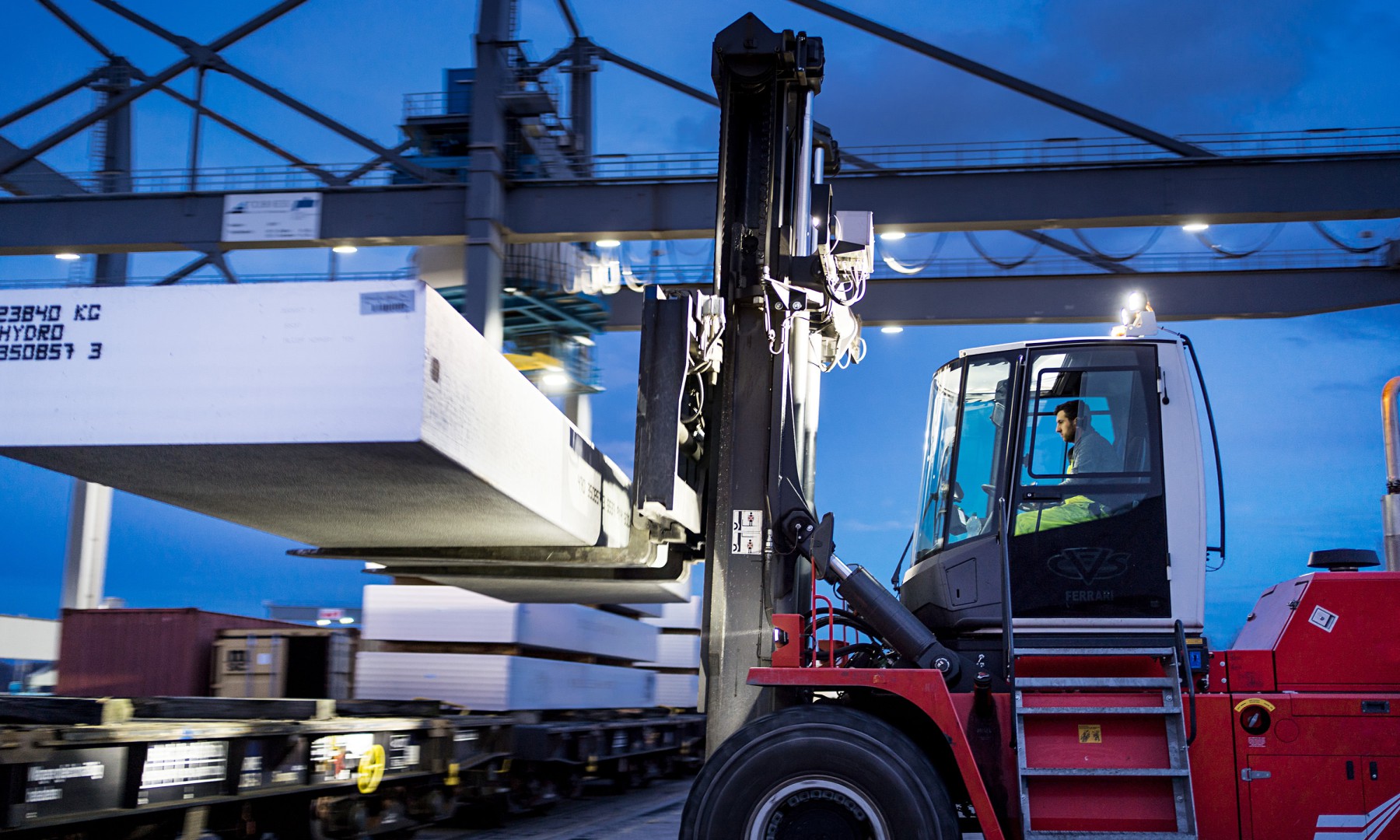 An zwei Standorten der HGK in Neuss und Dormagen werden vielfältige logistische Leistungen rund um das Metall Aluminium angeboten.