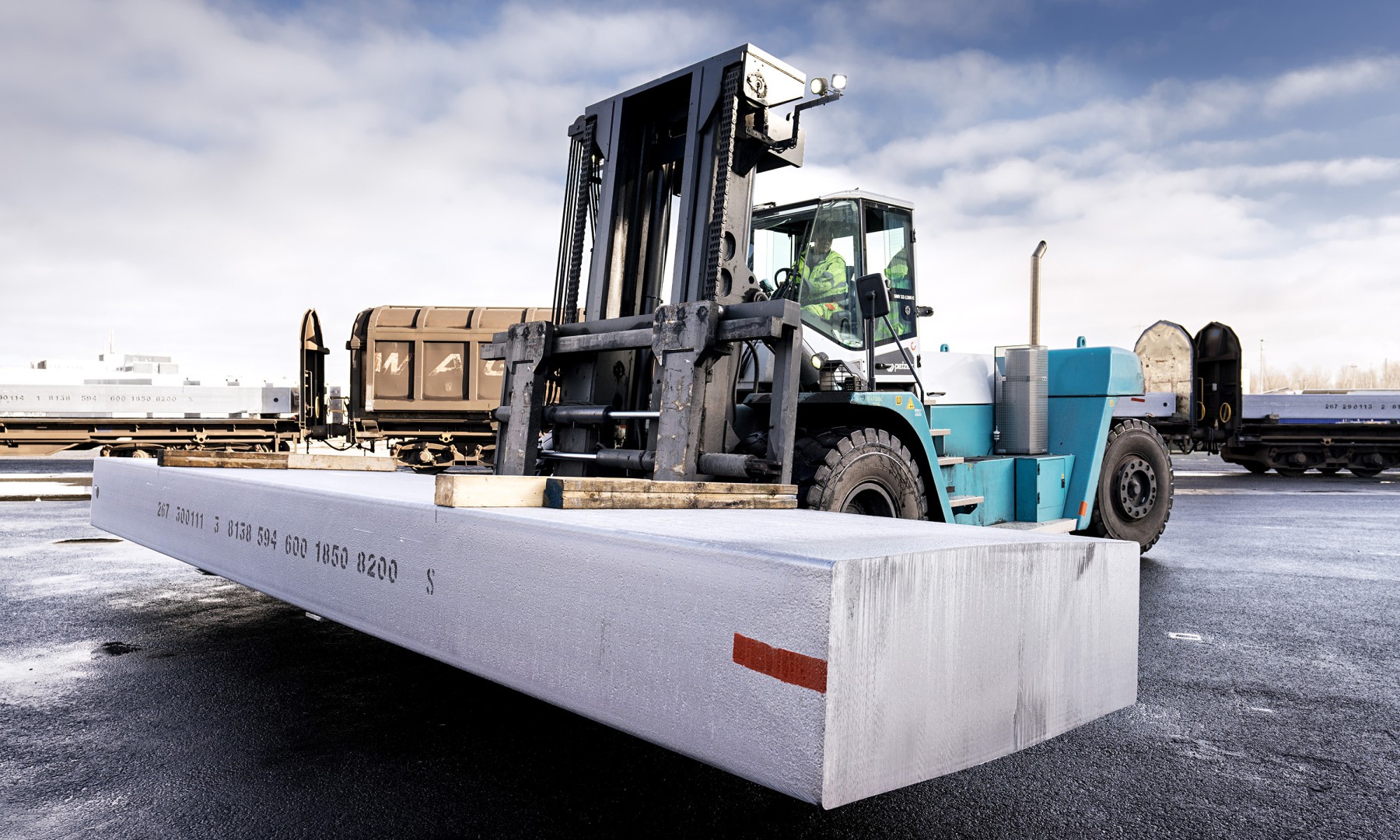 An zwei Standorten der HGK in Neuss und Dormagen werden vielfältige logistische Leistungen rund um das Metall Aluminium angeboten.