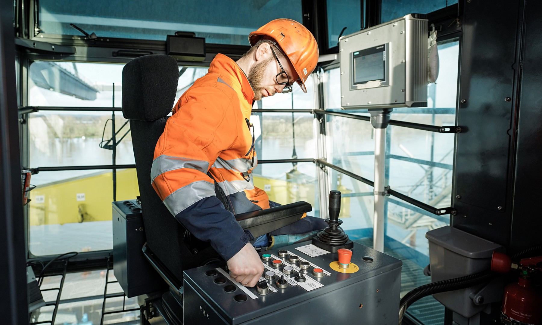 An zwei Standorten der HGK in Neuss und Dormagen werden vielfältige logistische Leistungen rund um das Metall Aluminium angeboten.