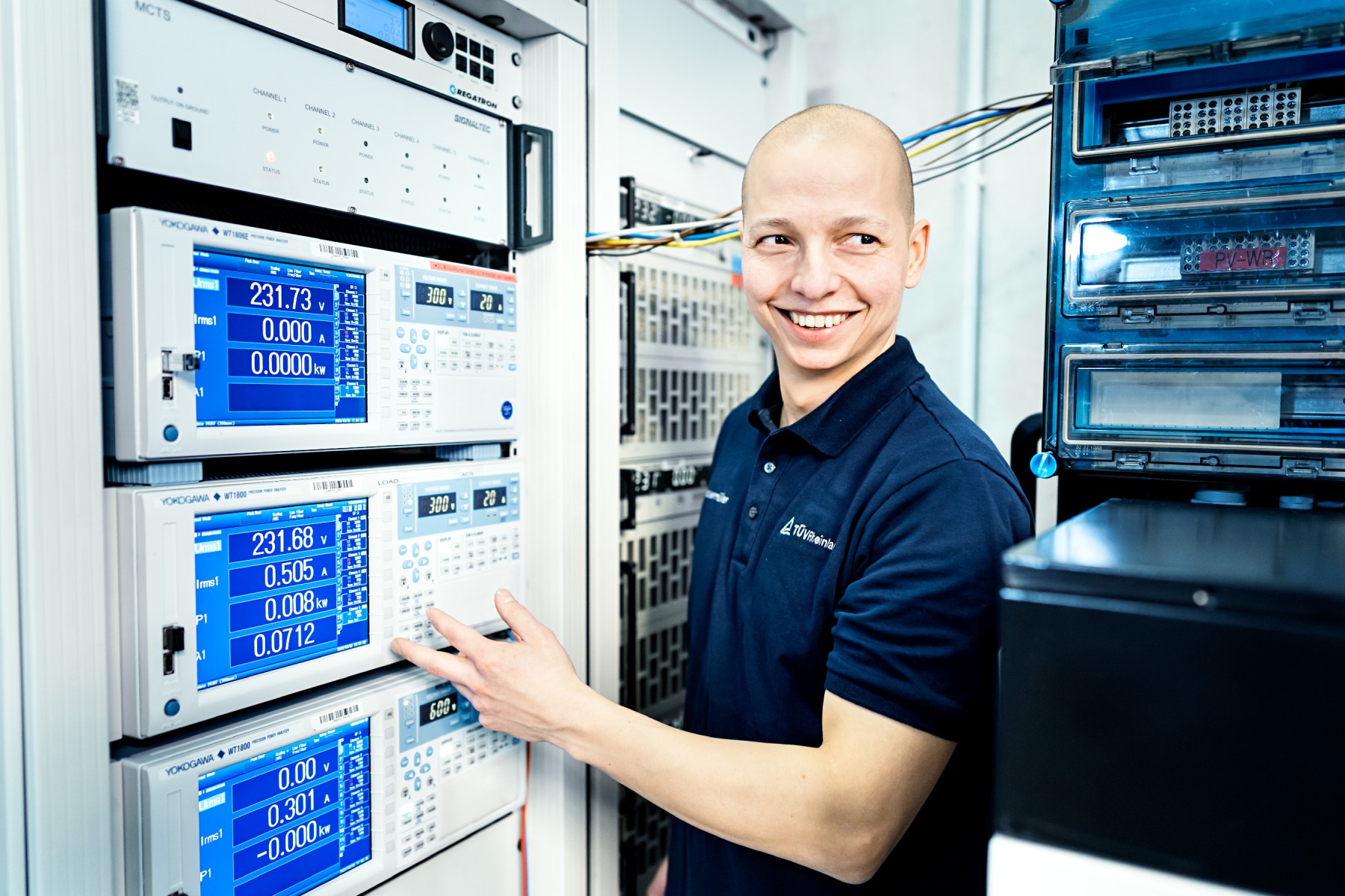 T&Uuml;V Rheinland's solar laboratory in Cologne is one of the world's largest laboratories for testing solar modules.
