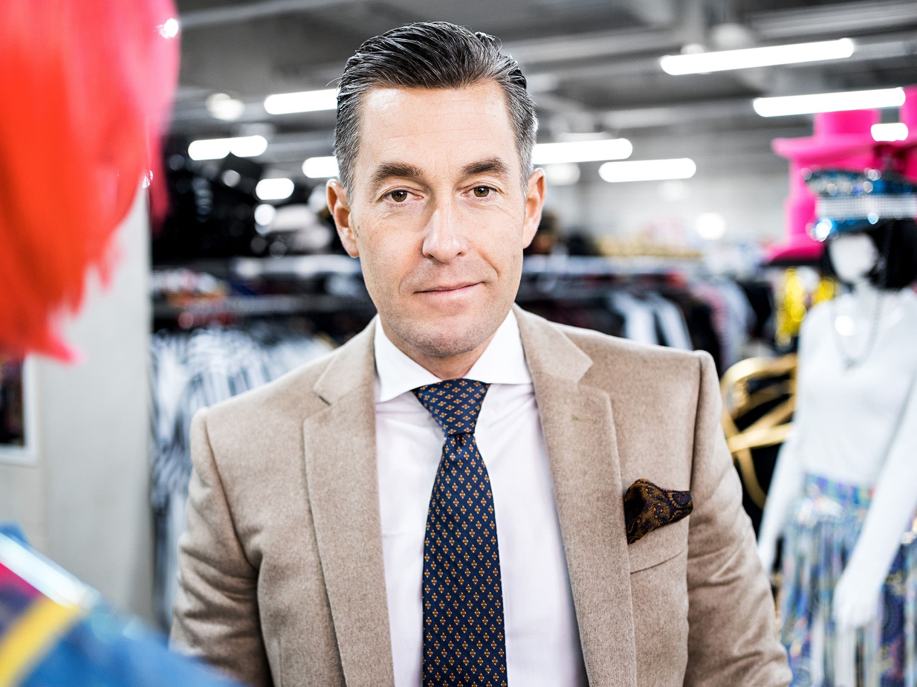 Herbert Geiss in einer Filiale des Kost&uuml;mhandels Deiters