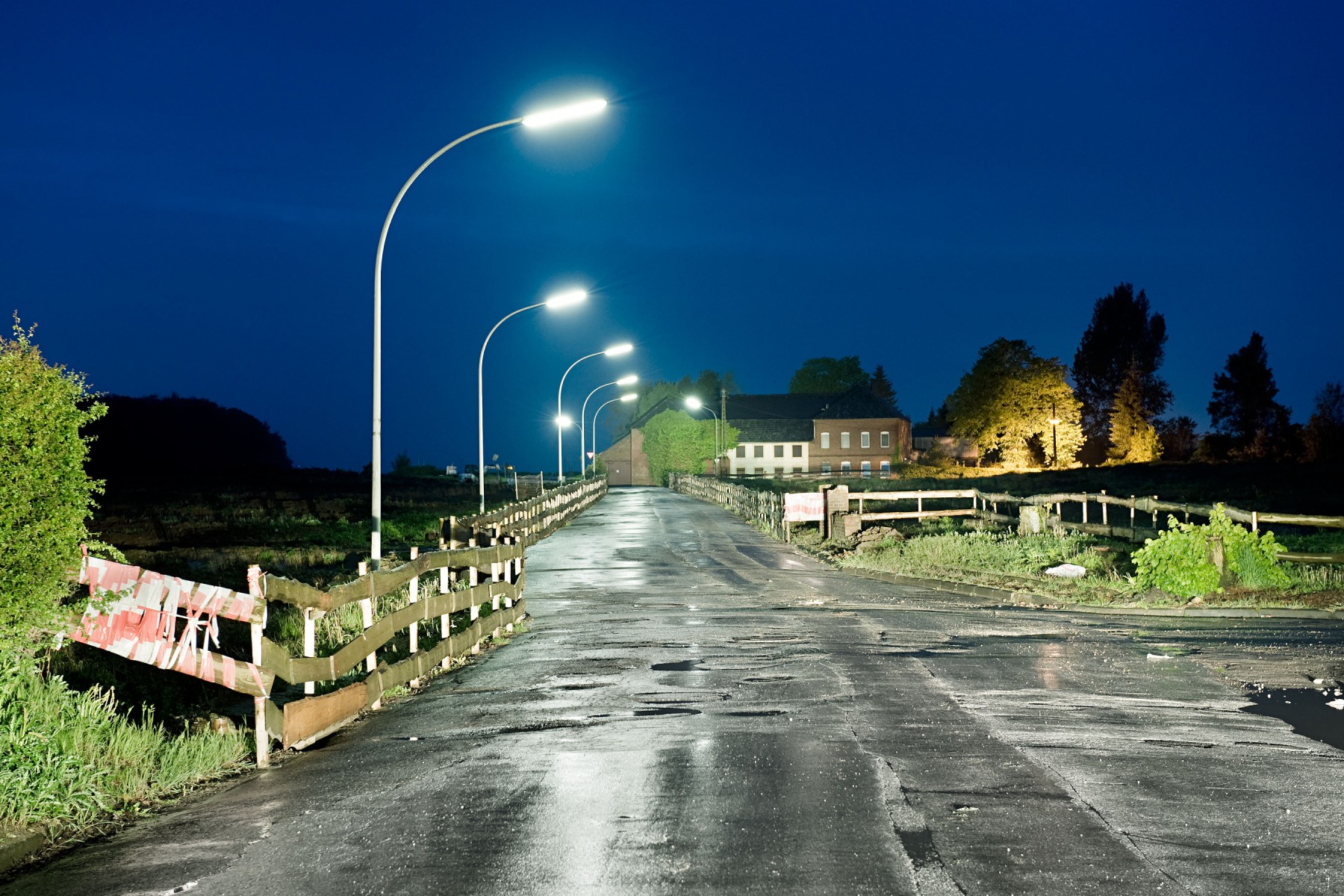 Bevor sich die Schaufelradbagger an die Kohle graben können, werden die Dörfer mit der kompletten Infrastruktur abgetragen. Holz, 2015