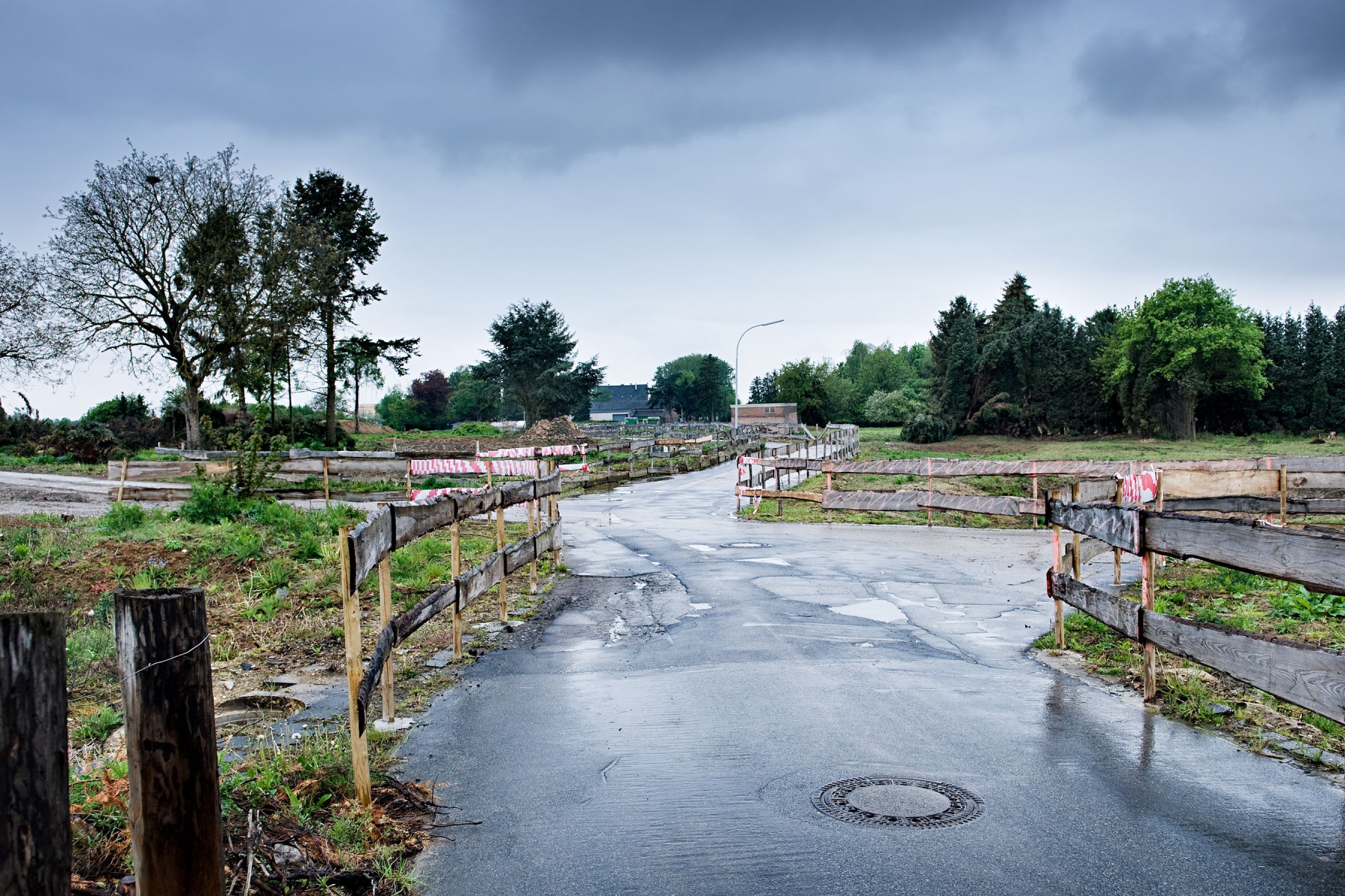 Bevor sich die Schaufelradbagger an die Kohle graben können, werden die Dörfer mit der kompletten Infrastruktur abgetragen. Holz, 2015