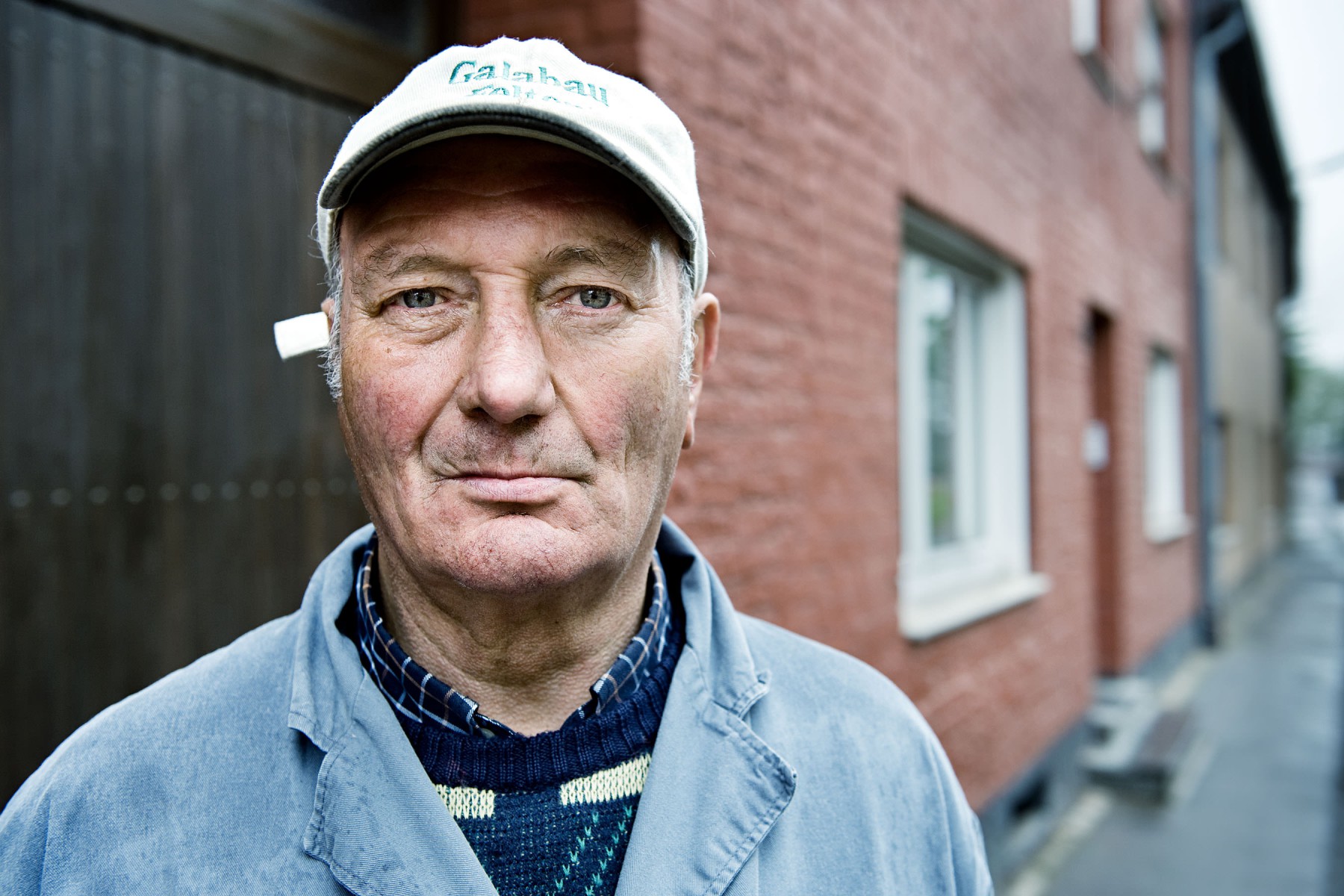 Ein Bewohner von Pesch, kurz vor seiner Umsiedlung in ein neues Dorf, 2010