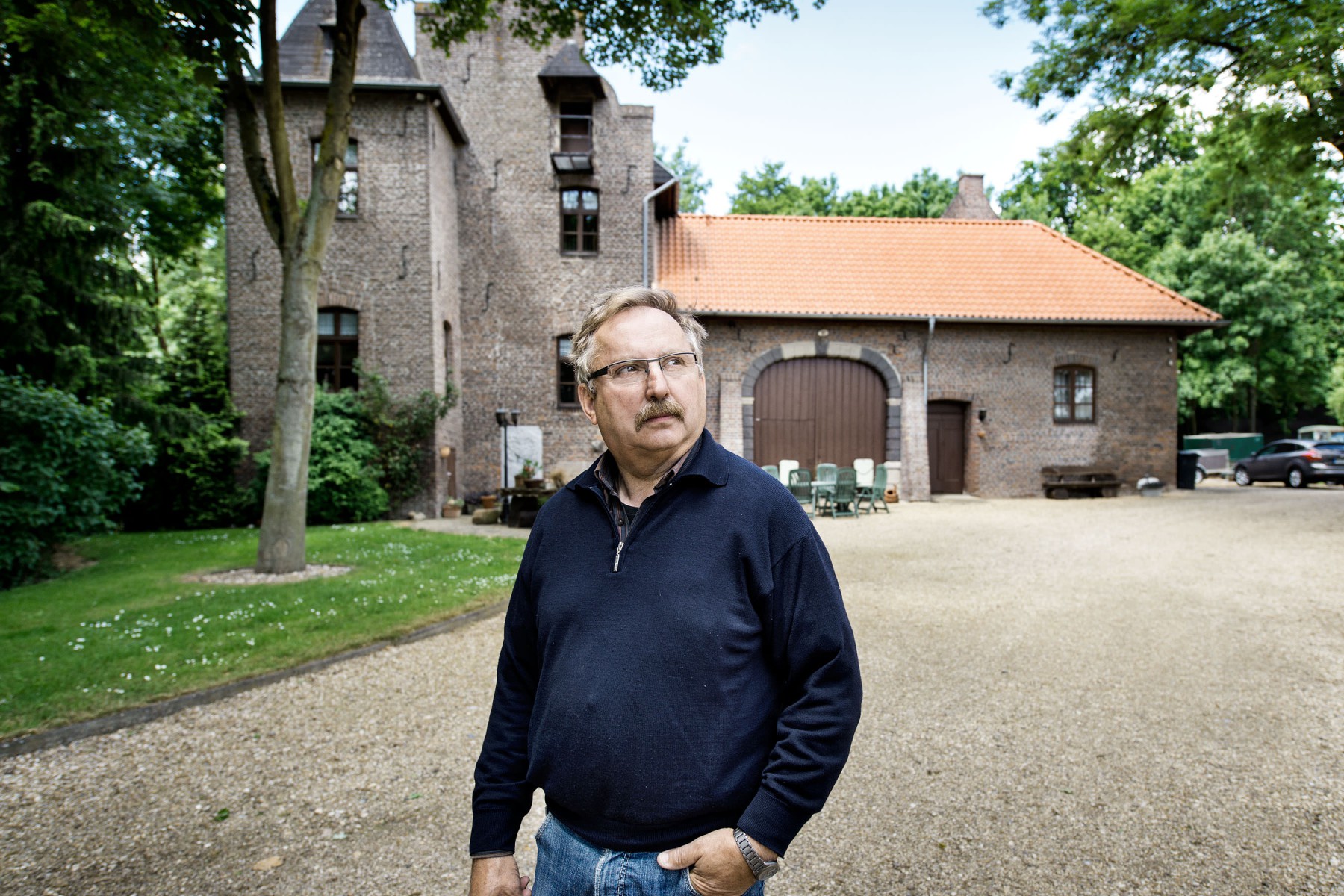 Einer der letzten Bewohner von Borschemich vor seinem Rittergut, kurz vor dem Abriss des Dorfes, 2015