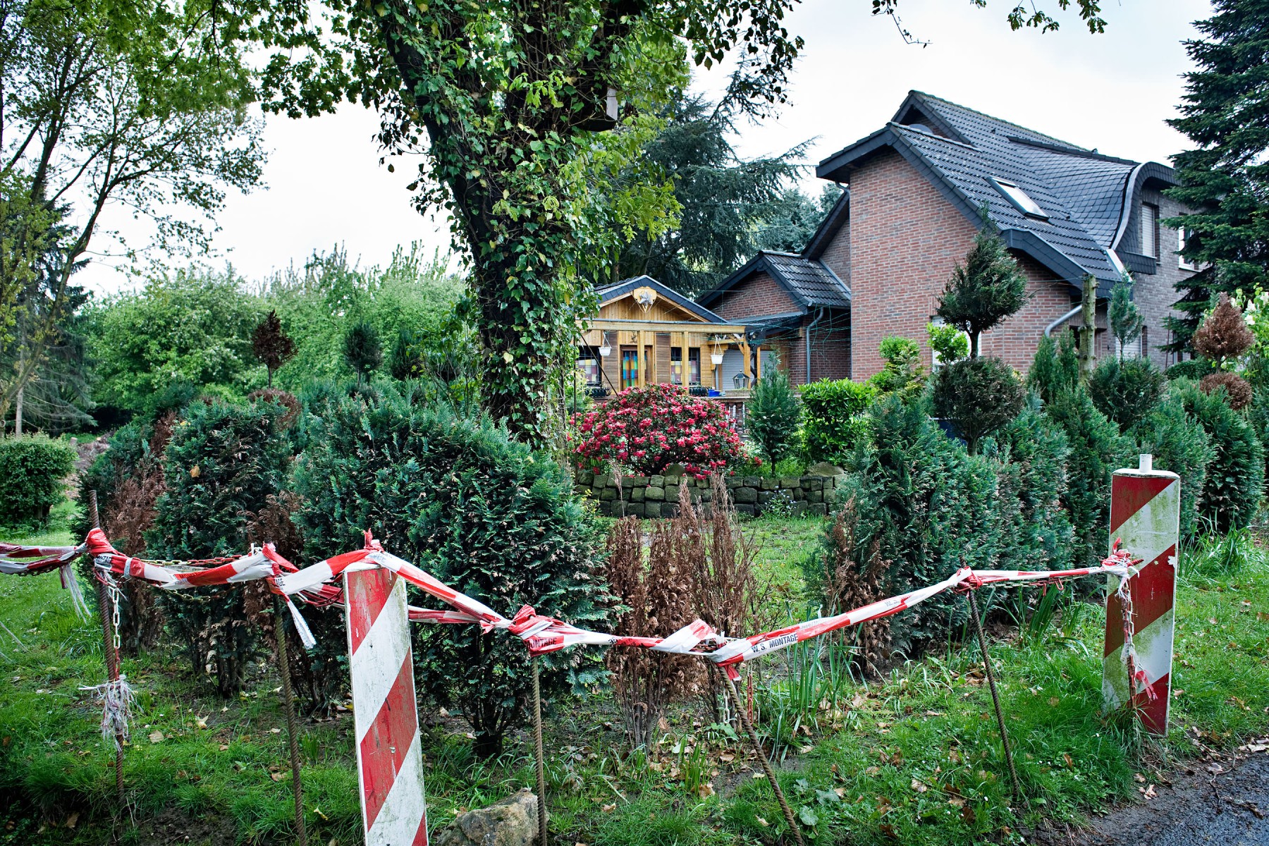 Die letzten bewohnten Häuser von Pesch, kurz  bevor der Ort dem Braunkohletagebau weichen muss, 2010