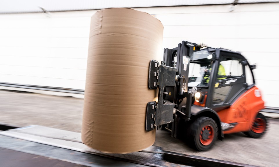 An einem Standort der Häfen und Güterverkehr Köln AG werden Papierrollen angeliefert und weitervertrieben.