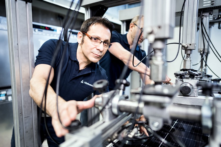 Das Solarlabor des TÜV Rheinland in Köln ist eines der weltweit größten Labore zur Prüfung von Solarmodulen.