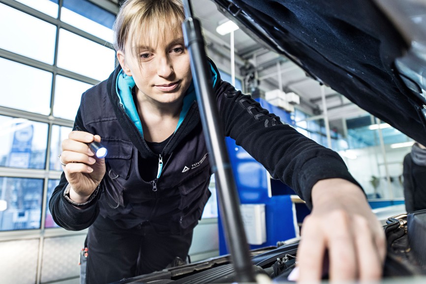 Das klassische Geschäft des TÜV Rheinland ist die Fahrzeug-Hauptuntersuchung, hier in Köln-Mülheim