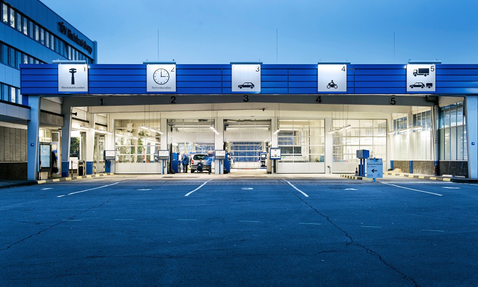 Das klassische Geschäft des TÜV Rheinland ist die Fahrzeug-Hauptuntersuchung, hier in Köln-Mülheim