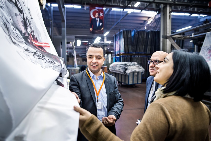 In Istanbul beraten und überprüfen Mitarbeiterinnen und Mitarbeiter des TÜV Rheinland einen Textilhersteller bei der Reduzierung von Giftstoffen in den Produkten des Unternehmens