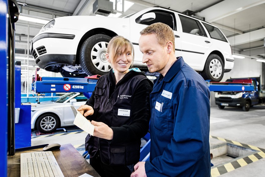 Das klassische Geschäft des TÜV Rheinland ist die Fahrzeug-Hauptuntersuchung, hier in Köln-Mülheim