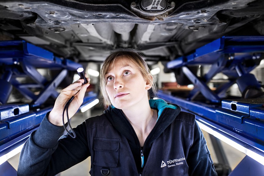 Das klassische Geschäft des TÜV Rheinland ist die Fahrzeug-Hauptuntersuchung, hier in Köln-Mülheim