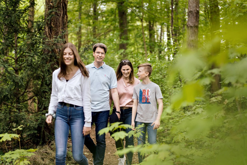 Ingo Meyer mit seiner Familie beim Waldspaziergang
