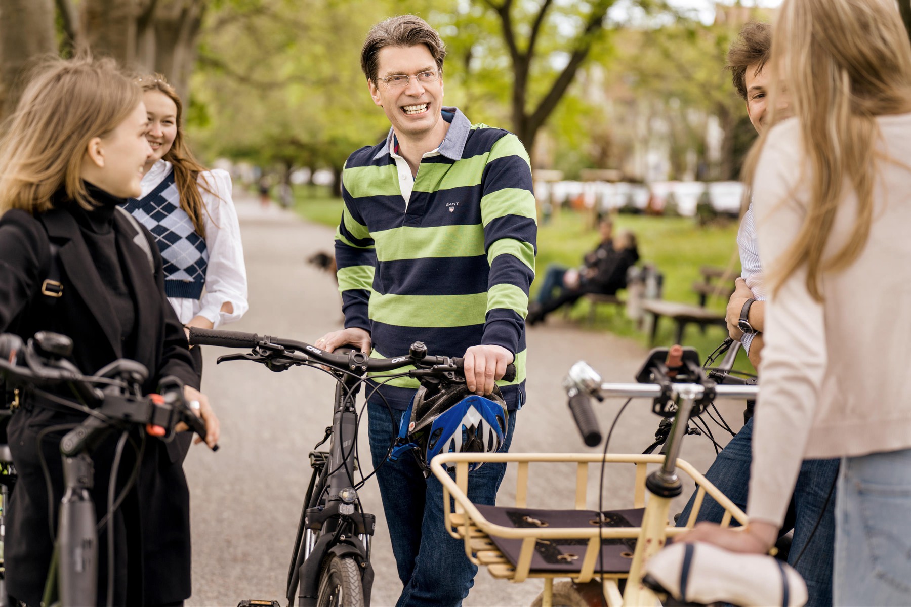 Ingo Meyer mit Fahrradfahrerinnen