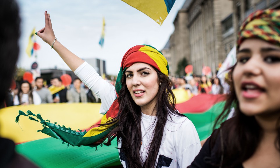 Kurdische Demonstrantin in Düsseldorf