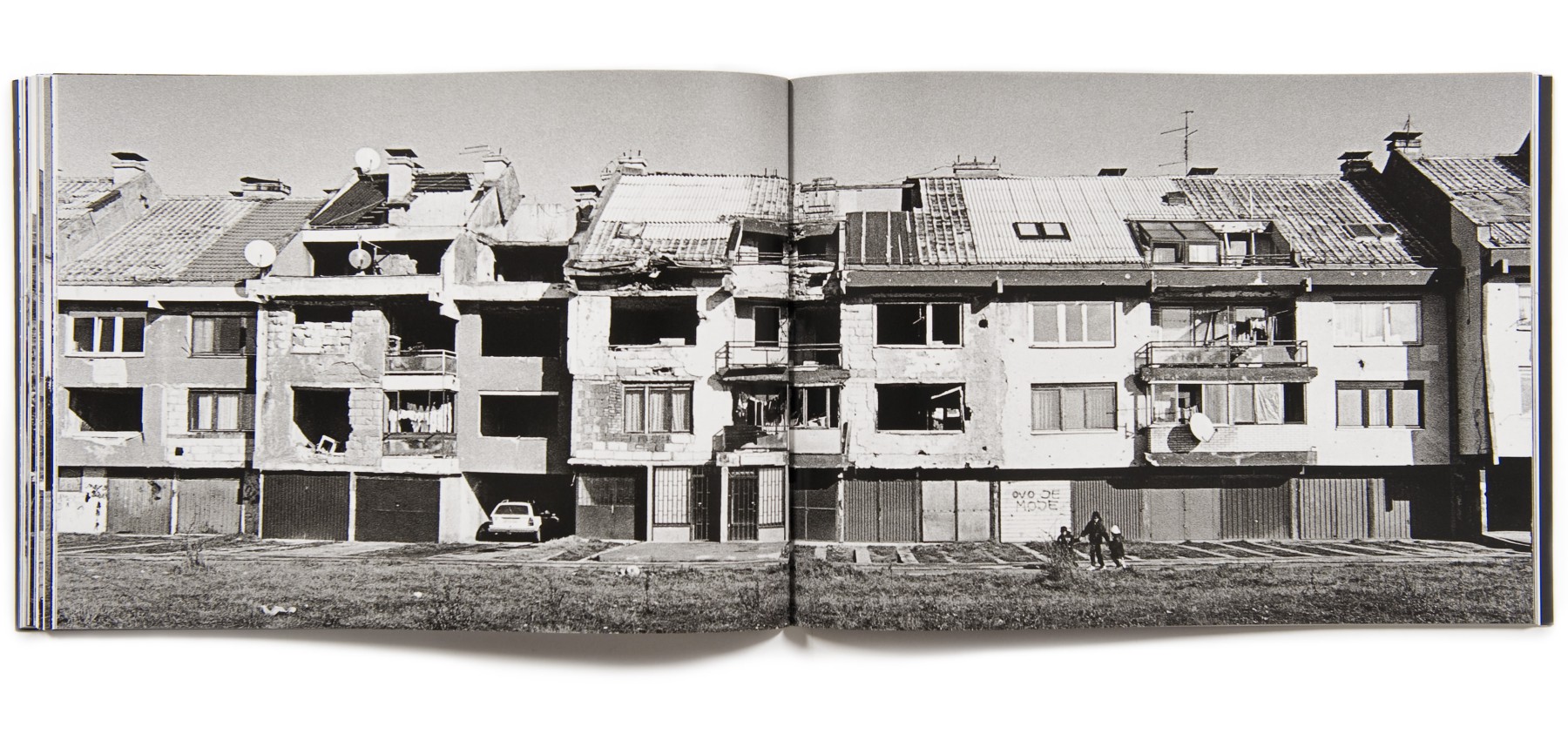 Das Buchprojekt dokumentiert die Nachkriegsjahre in Bosnien von 1995 bis 2001.