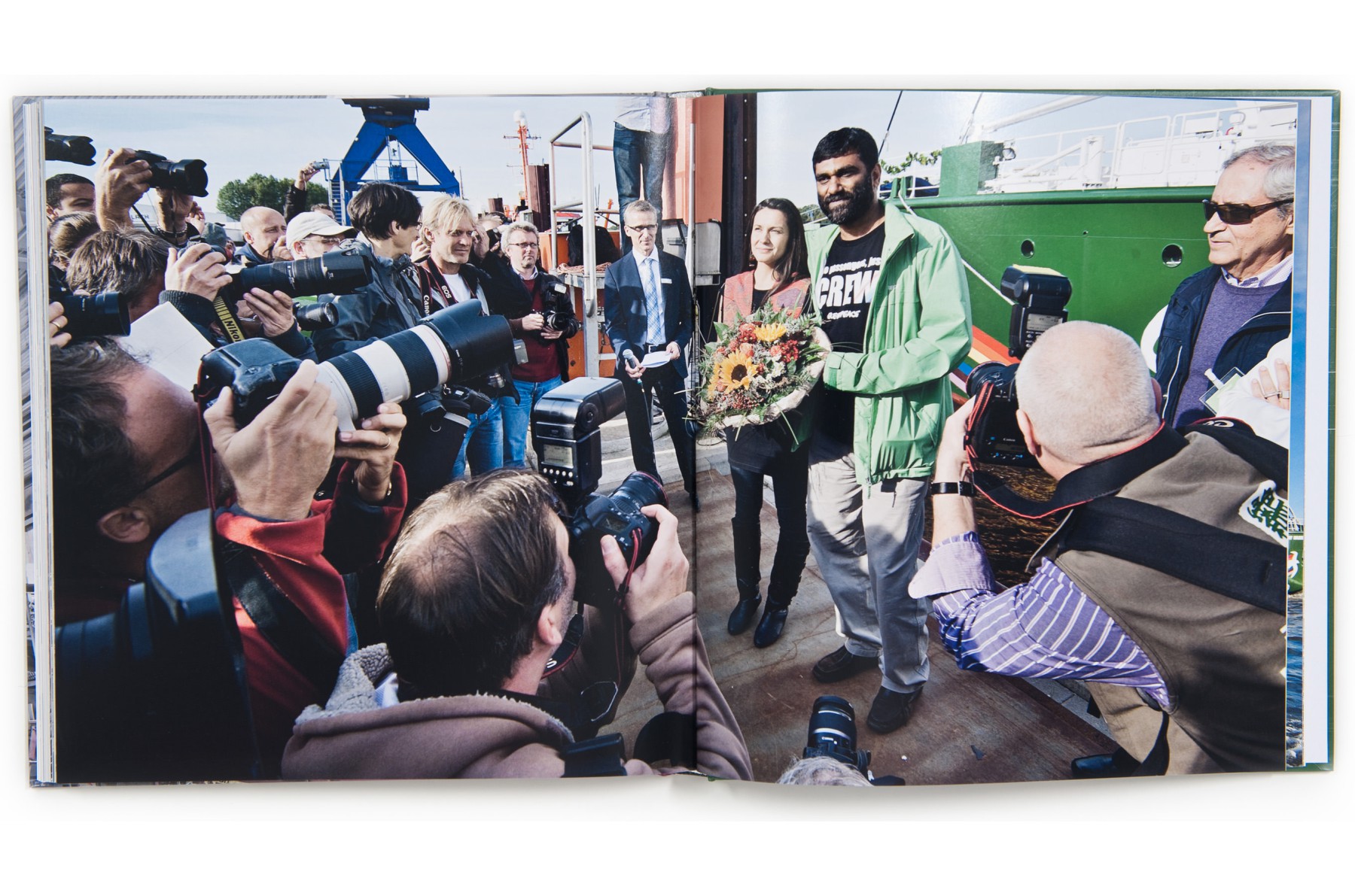 Das Buchprojekt dokumentiert den Bau der neuen Rainbow Warrior auf einer Spezial-Werft in Berne