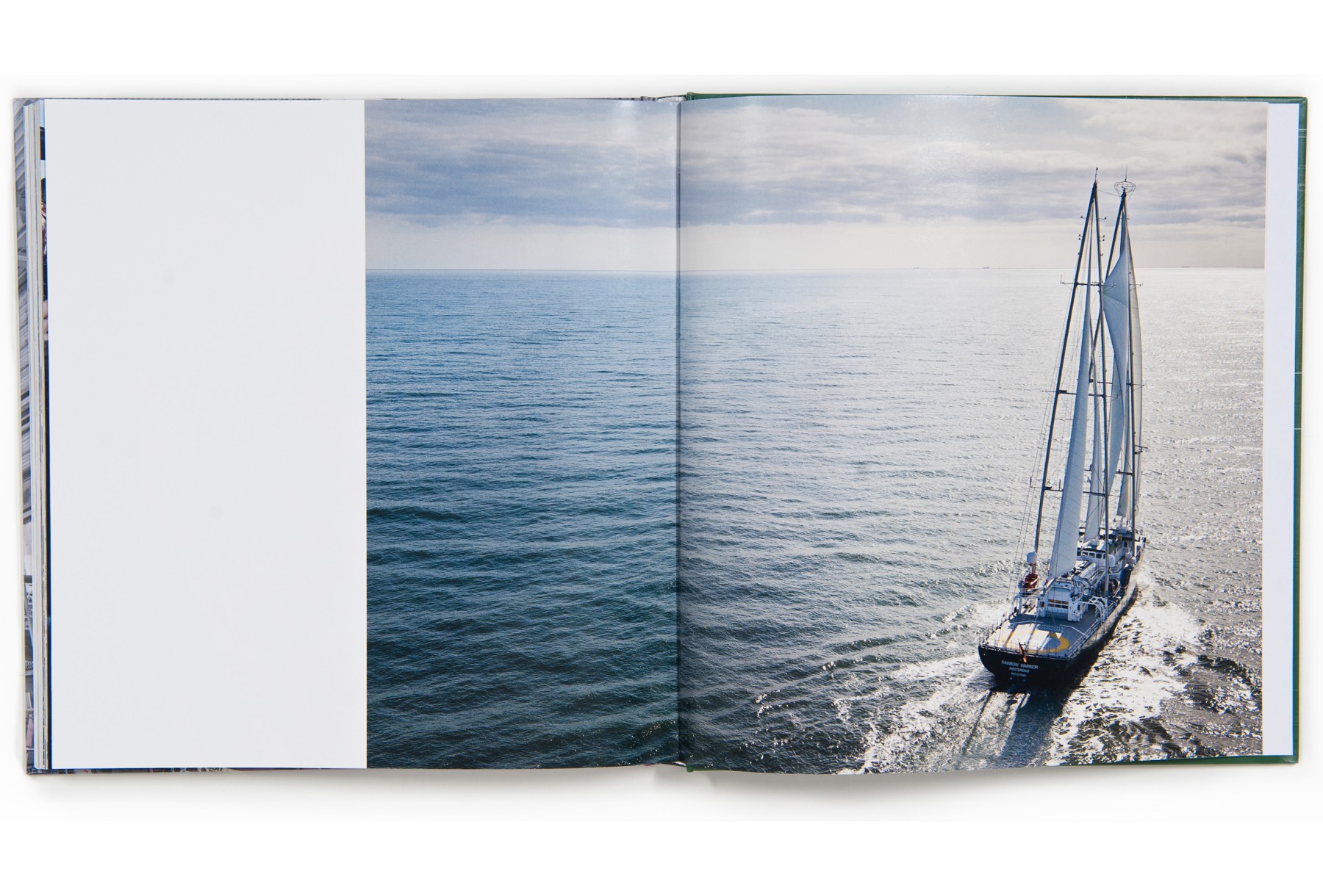 Das Buchprojekt dokumentiert den Bau der neuen Rainbow Warrior auf einer Spezial-Werft in Berne