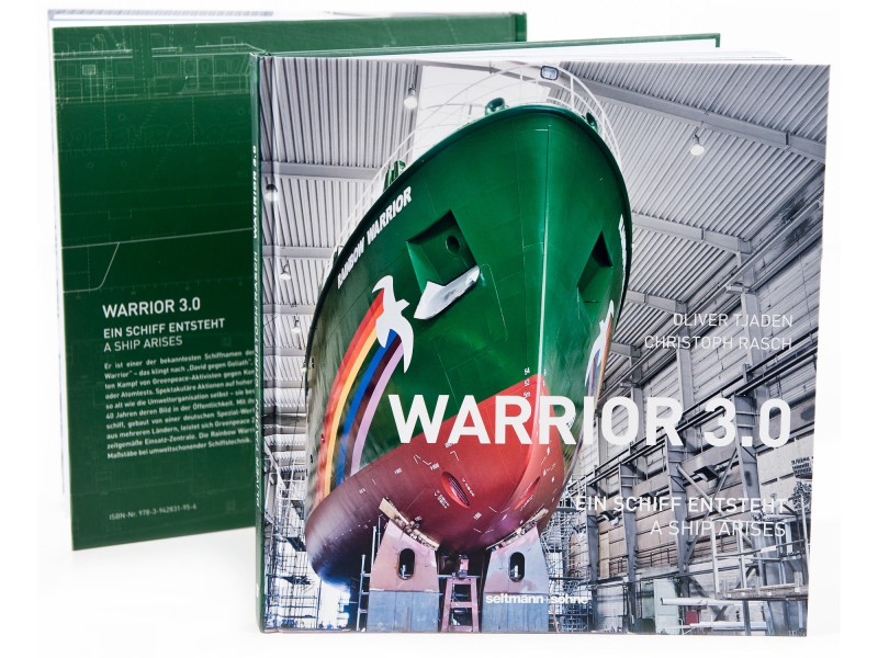 Das Buchprojekt dokumentiert den Bau der neuen Rainbow Warrior auf einer Spezial-Werft in Berne