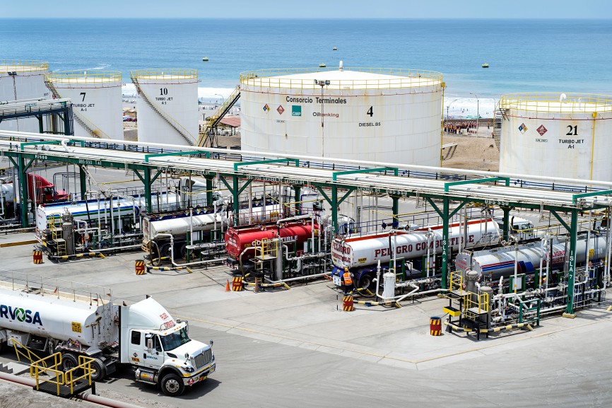 In Mollendo an der Pazifikküste nehmen TÜV-Mitarbeiter eine Materialprüfung an einem Treibstofftank vor.