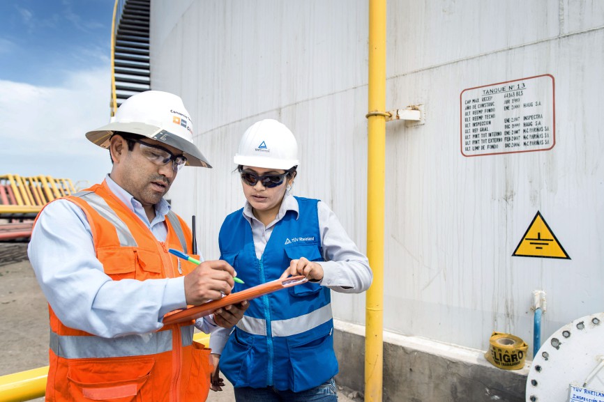 In Mollendo an der Pazifikküste nehmen TÜV-Mitarbeiter eine Materialprüfung vor.