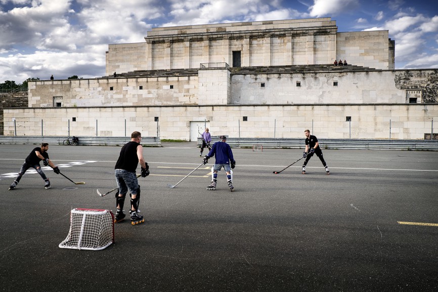 Hockeyspieler nutzen den Platz vor der ehemaligen Zeppelintribühne für ihr Training