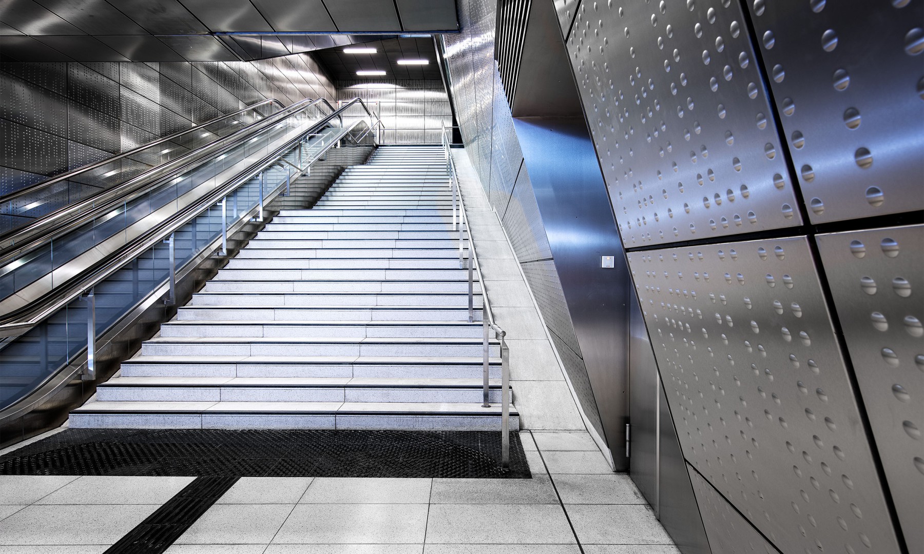 Die U-Bahn-Station Benrather Straße gehört zu den sechs aufwändig gestalteten Stationen der Wehrhahnlinie