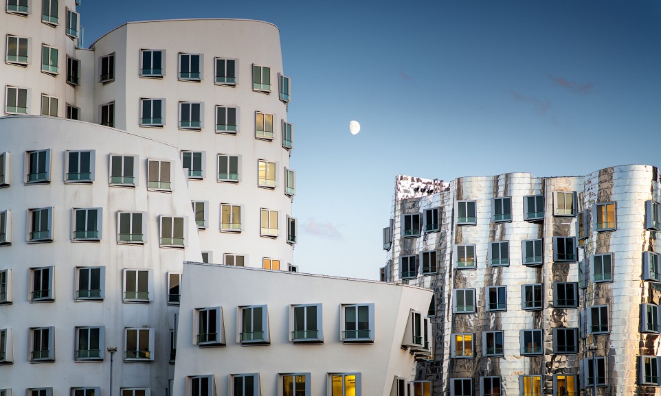 Die Gehry-Bauten am Neuen Zollhof im Düsseldorfer Medienhafen